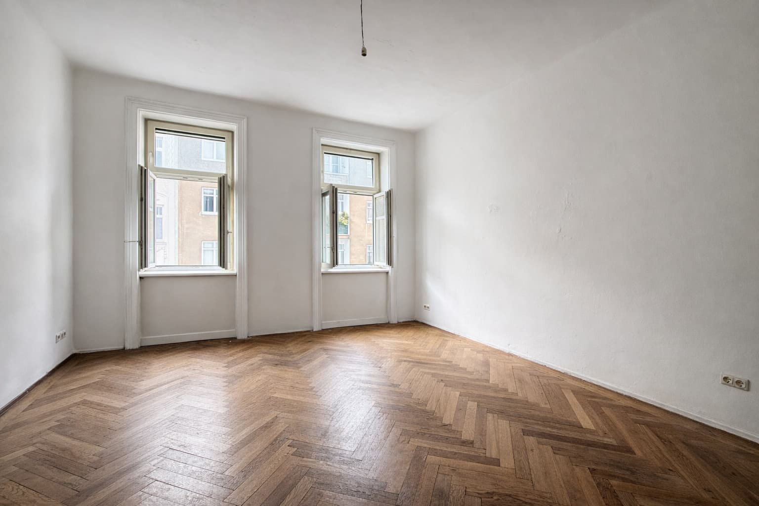 Sanierungsbedürftige Altbauwohnungen bzw. ROHDACHBODEN Nähe Wallensteinplatz