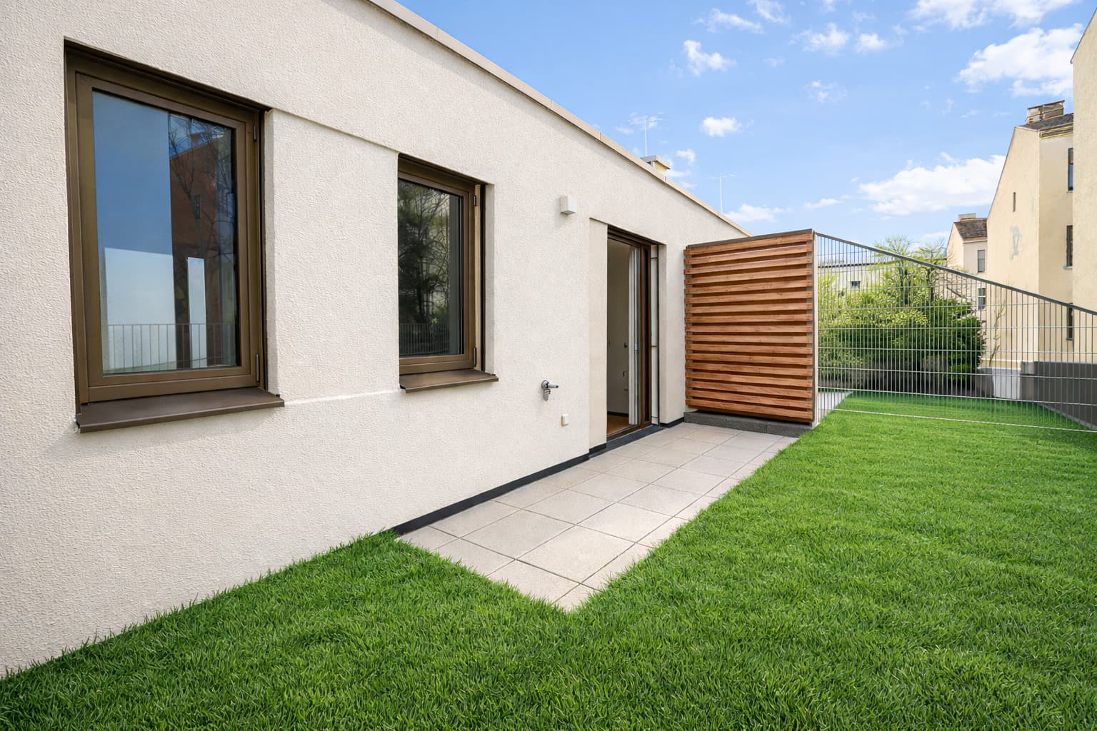 Urbane Ruheoase- Hofhaus auf zwei Ebenen mit Garten und Terrassen
