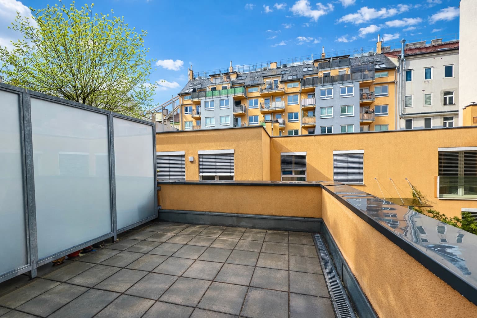 SONNIGE 2-ZIMMER WOHNUNG MIT S/W TERRASSE UND TIEFGARAGE!