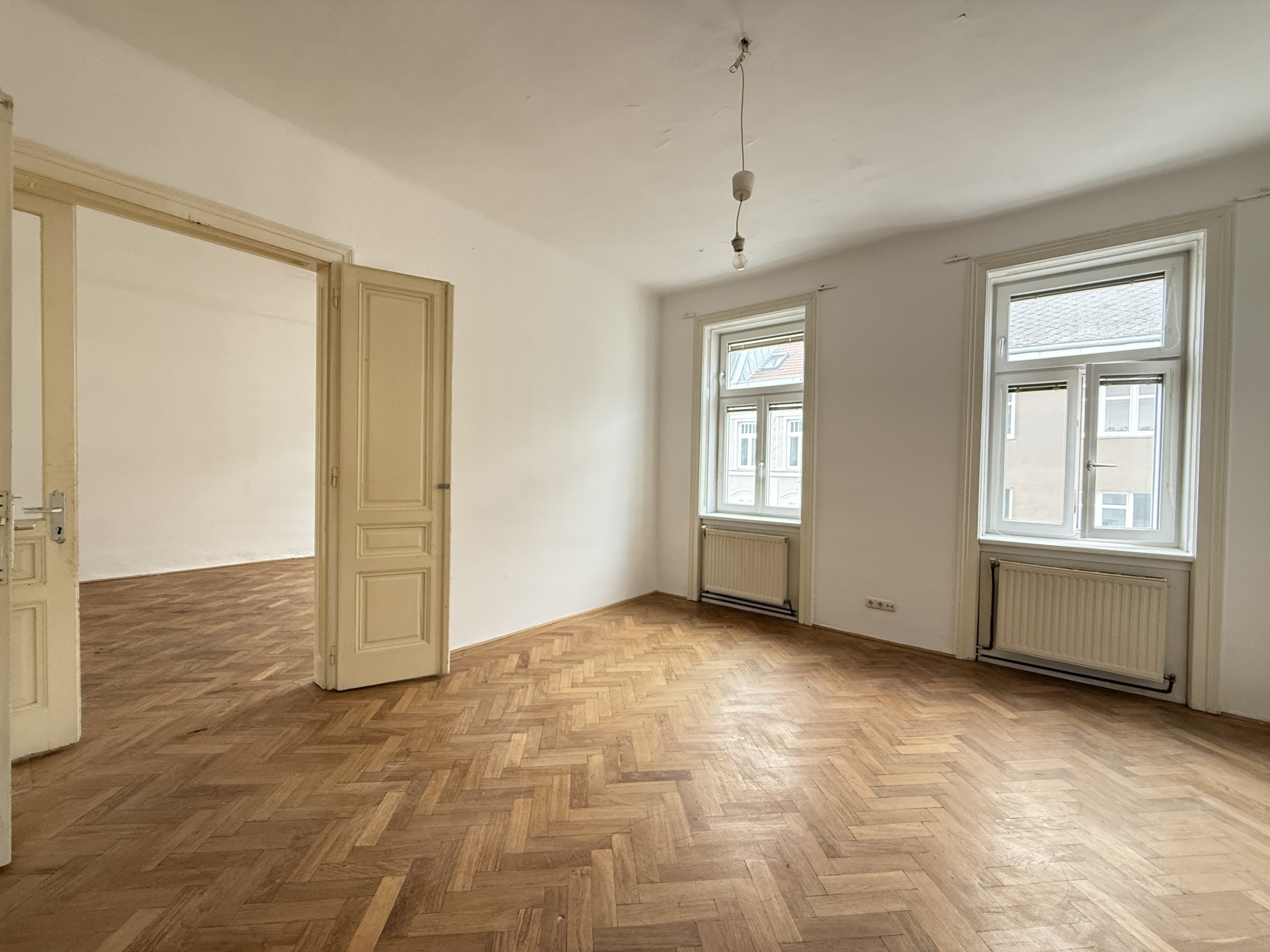 Sanierungsbedürftige Altbauwohnungen bzw. ROHDACHBODEN Nähe Wallensteinplatz
