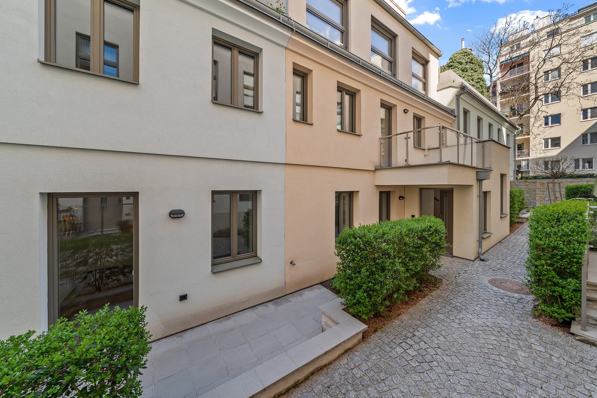 Modernes Townhouse mit großzügigen Terrassen in ruhiger Innenhoflage
