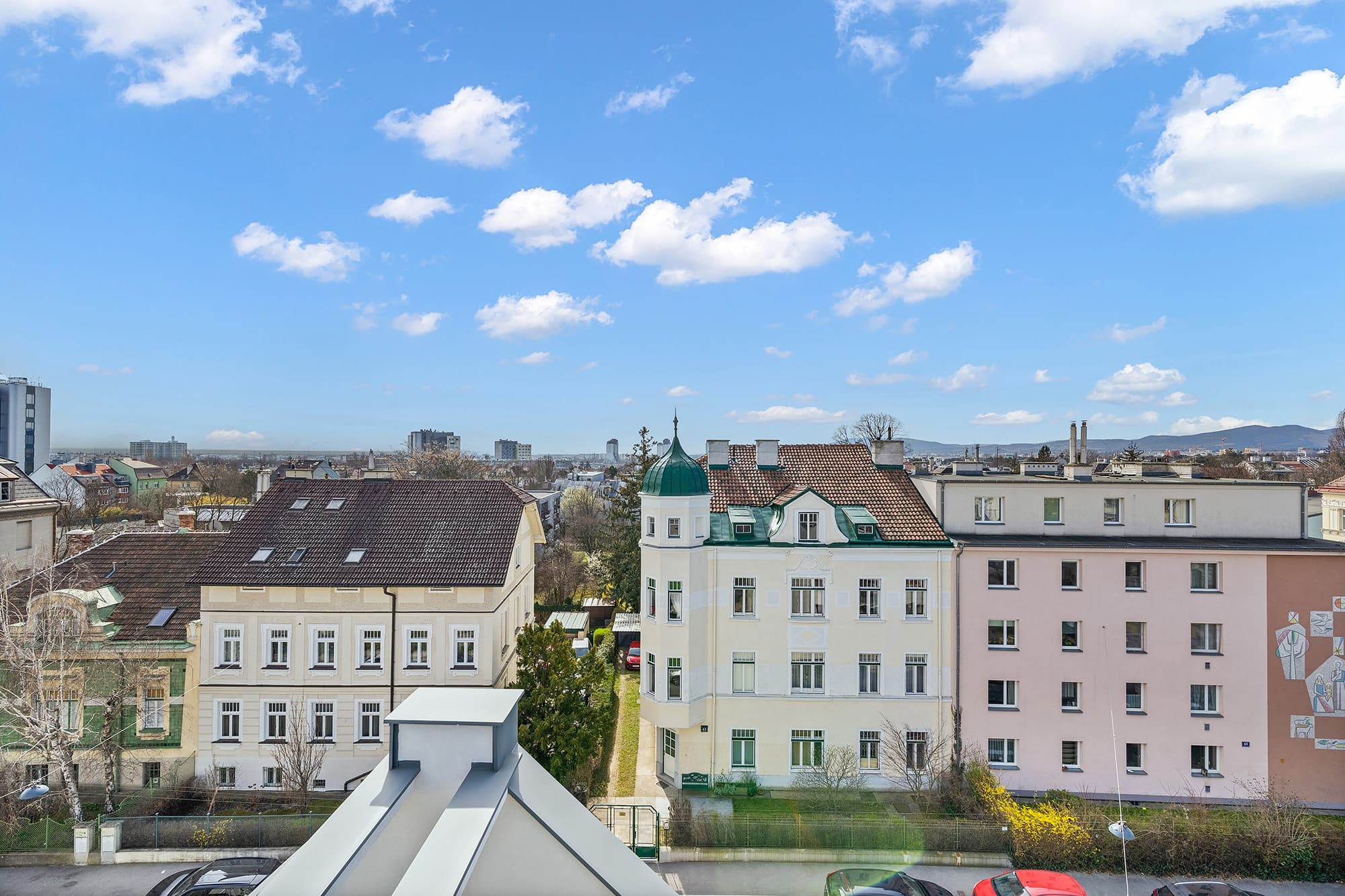 Moderne Dachgeschosswohnung mit großer Dachterrasse und Fernblick