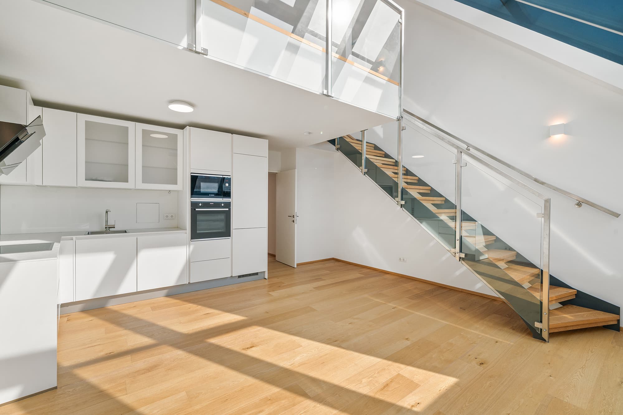 SONNIGE DACHGESCHOSS-MAISONETTE MIT BALKON & TERRASSE
